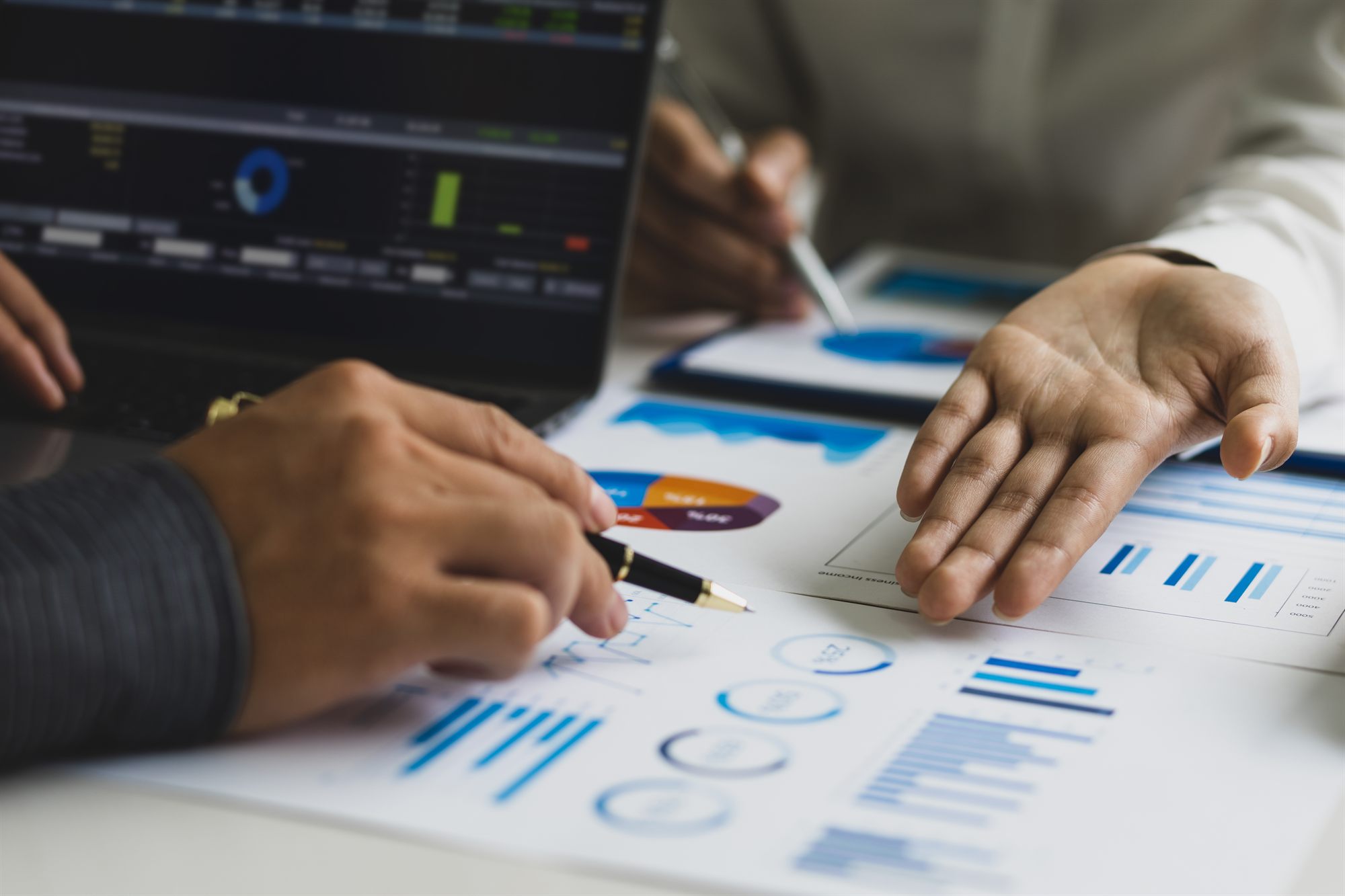Evidence synthesis charts and forest plots
